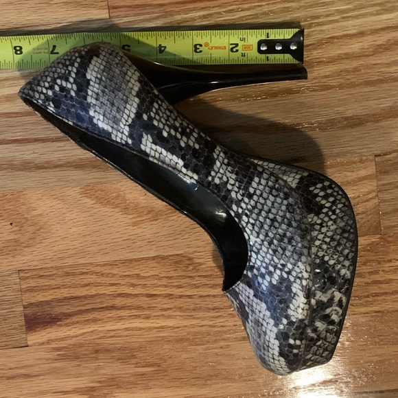 Charlotte Russe Karisa Snake Skin print, peep toe stacked heel, Size 10 - Picture 3 of 5
